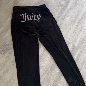 Juicy coutorue byxor  - Svarta Juicy byxor, modellen med mudd vid foten. Fint skick, säljes då dom är för stora för mig.