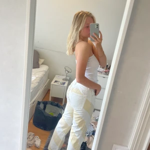 Jeans  - Säljer dessa coola jeans från hm studio, köpta i storlek L men sytt in dom snyggt så de passar nu M-S. 