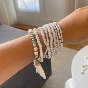 Armband - Säljer alla dessa för totalt 20kr. Går att bära separat, armbanden sitter inte ihop. Frakt 20kr.