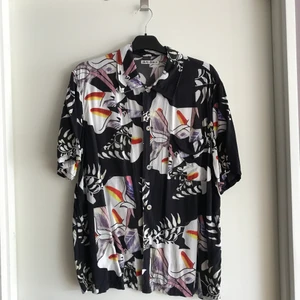 Our Legacy box shirt  - Our Legacy box shirt. Fint skick. Tillverkad i flowy viskos-tyg som är perfekt för sommaren. Storlek 48. Mått: p2p: 56 cm axlar: 48 cm längd: 71 cm