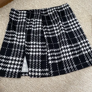 Shien kjol  - Hej ! Söker köpare för denna nästan oanvända kjolen. Kosta är 35kr fast kan gå ner till 20- 25kr ! Ni betalar frakt