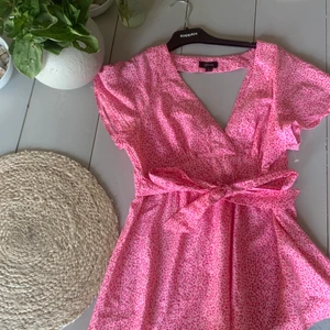 Rosa frärgad tröja - En jätte fin rosa tröja från guess i storlek L men passar nån som har stl s-m