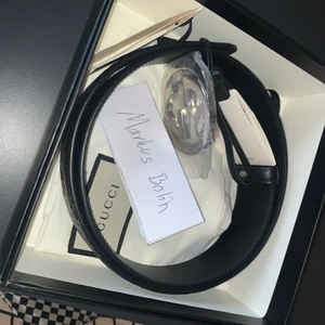 GUCCI bälte - Säljer detta Gucci-skärp eftersom det tyvärr inte passar mig. Bältet är helt nytt och har aldrig ens tagit bort plastfilmen på spännet. Tar bud och frågor i DM!✌🏼