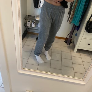 Mjukisbyxor gråa cubus - Mörkgrå mjukisbyxor från Cubus med lägre midja. Tvättas i 40°C.✨