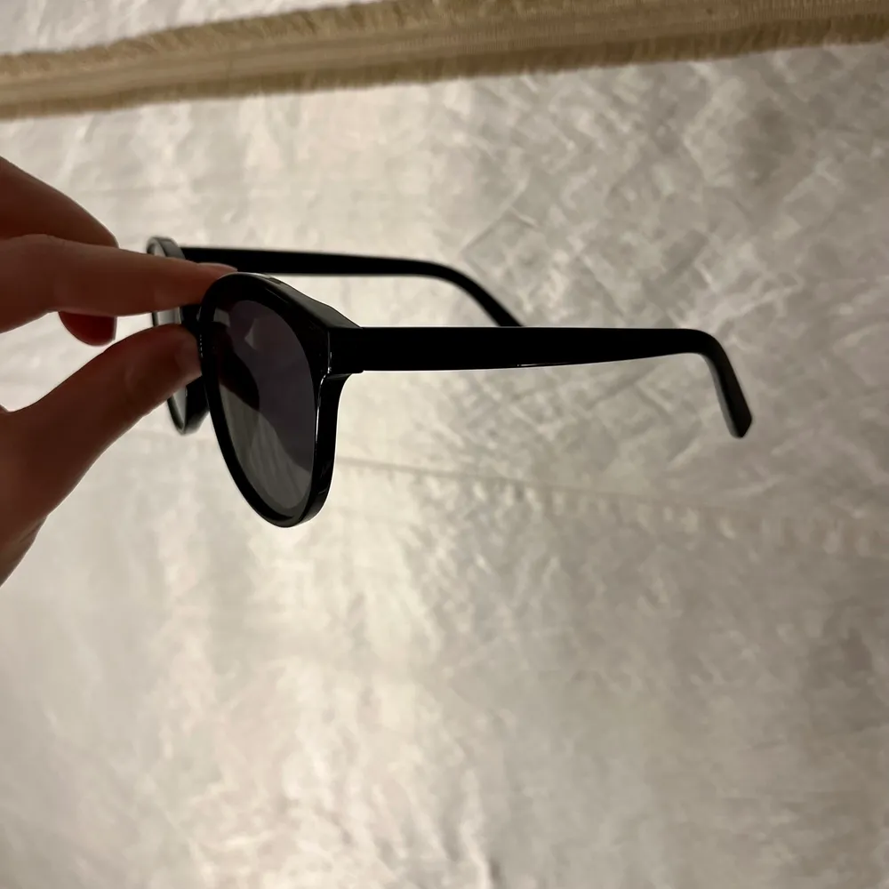 Säljer mina fina lavete Paris solglasögon dom är oanvända med ett bra sick. Accessoarer.
