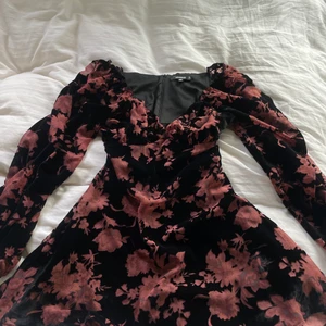 Blommig klänning från Missguided  - Blommig söt höstklänning! Använd 1 gång