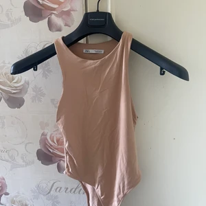 NUDE body  - Jättefin body från ZARA, använd kanske 1 gång😢 Storlek S 