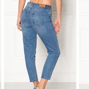 Mom Jeans - Jeans i XS/S, storlek 26/32. Två första bilderna lånade 