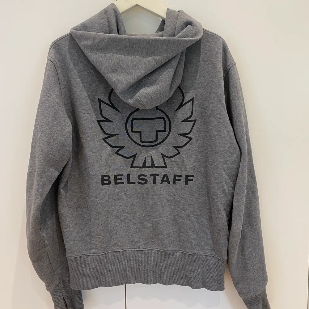 En hoodie från Belstaff, köpt på NK i Göteborg! Tröjan är i ett mycket bra skick. Skickar gärna mer bilder om så önskas. Priset kan diskuteras!. Tröjor & Koftor.