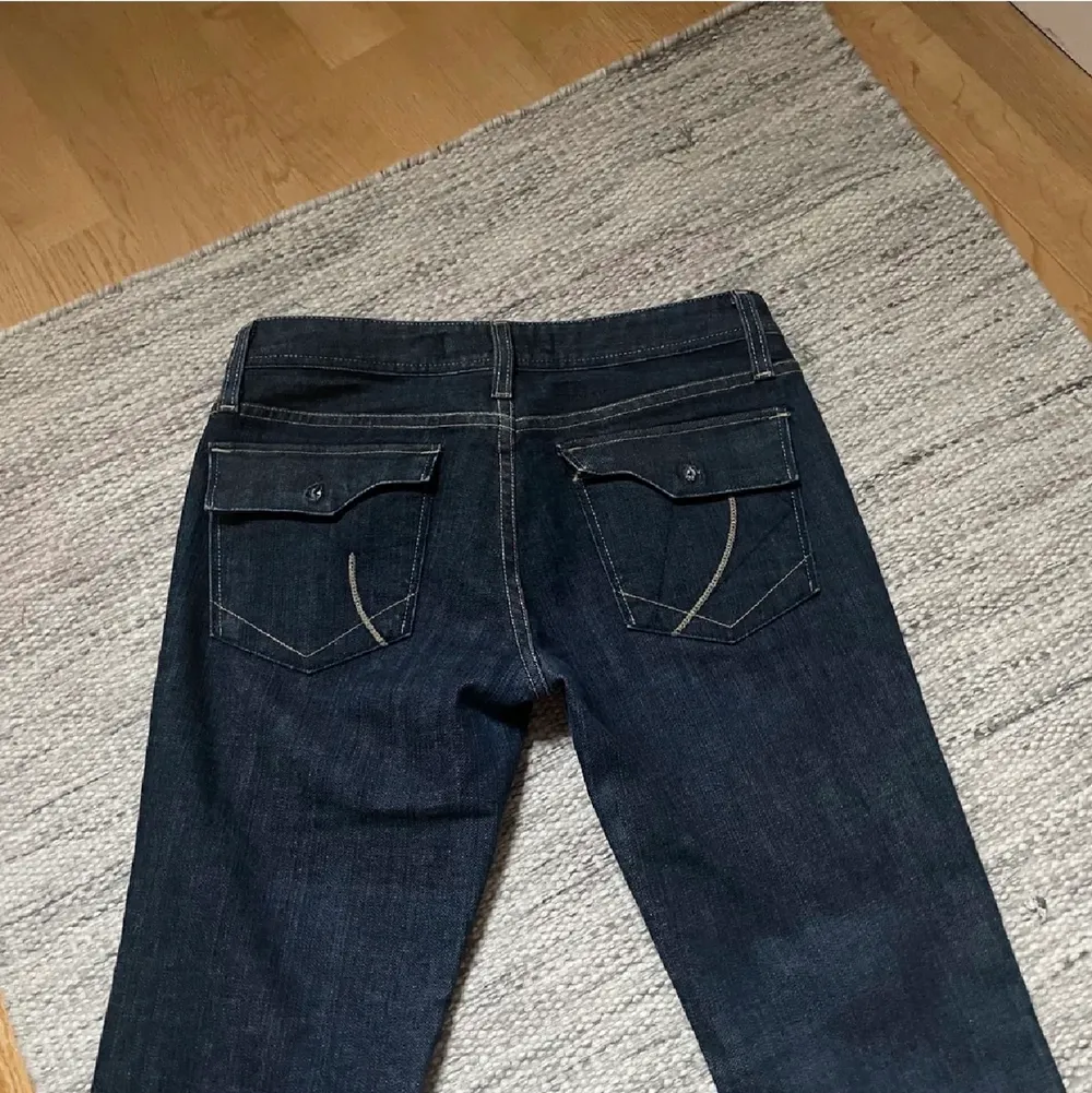 Säljer dessa jeans då det ej är min stil. Inga defekter överhuvudtaget, är som nya.  Midjemåttet är 38 rakt över och innebenslängden är 83. Ej mina bilder❤️. Jeans & Byxor.