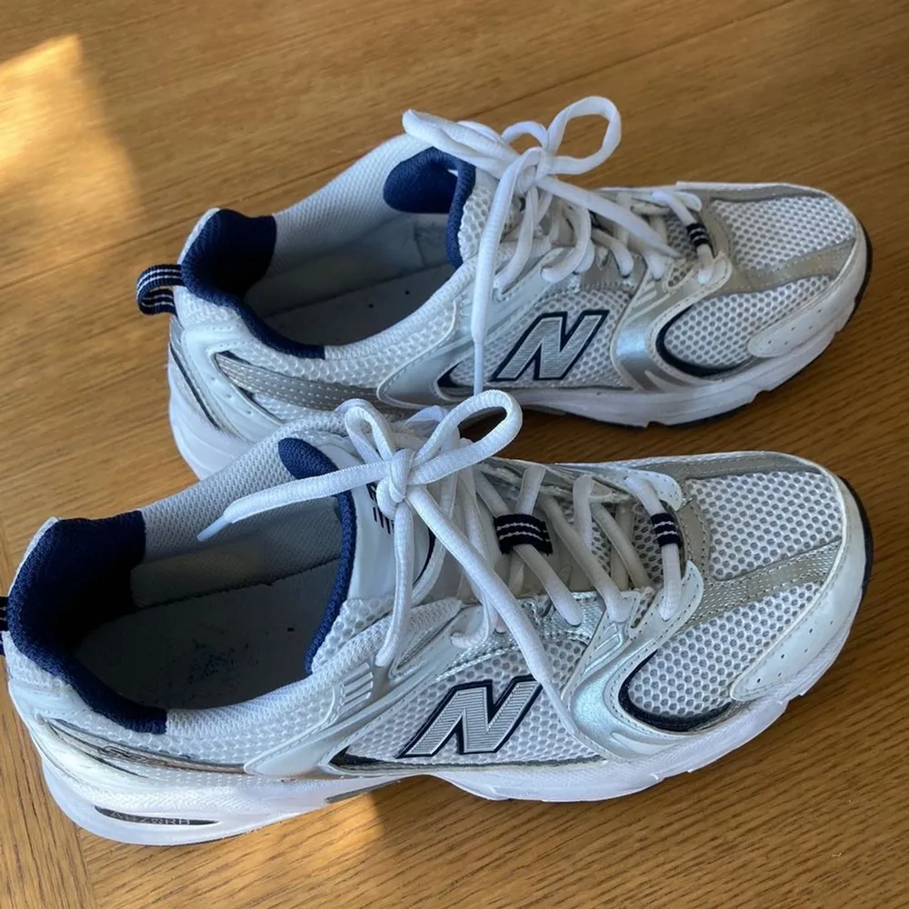 New balance i storlek 39. Använda men i mycket bra skick fortfarande . Skor.