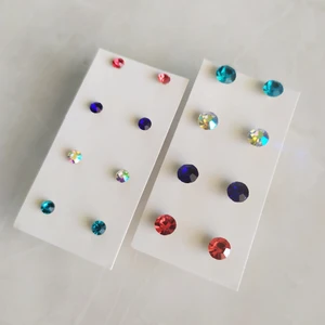 8 PAR Örhängen - Nickelsäkra - Skickas med gratis frakt inom Sverige  8 par örhängen Crystal Selection  Fabriksnya och Nickelsäkra örhängen. Spjut i högkvalitativ plast istället för metall. Örhängespluppar medföljer till varje par.   Storlek: 5mm samt 3,5mm diameter  Artikelnr. PC1001