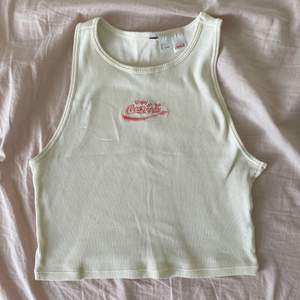 Gullig beige/vit linne med rosa Coca-Cola logo från H&M🌺✨