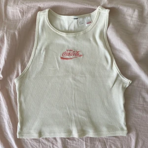 Cocacola tanktop  - Gullig beige/vit linne med rosa Coca-Cola logo från H&M🌺✨