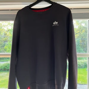 Alpha Industries tröja - Bra skick, nypris ca 800kr, priset kan diskuteras, bara höra av dig ifall det är något du undrar!👊