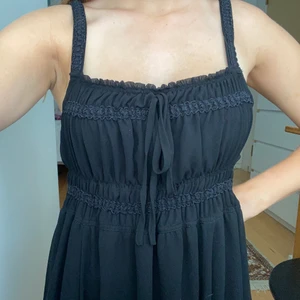 Svart klänning!  - Så fin svart kort klänning! Tyget är rätt stretchigt så det passar nog xs-s! 70kr eller högsta bud exklusive frakt 40kr❤️