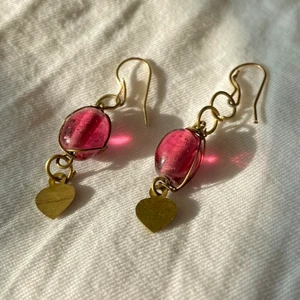 Fina rosa örhängen - Rosa örhängen med silverplaterade krokar🌸betalning via swish🌸kan mötas upp eller skicka i kuvert på posten, frakt 13 kr🌸 mängdrabatt vid köp av flera varor🌸skriv gärna om du har frågor!