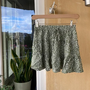 Blommig kjol - Kan hämtas i Telefonplan alternativt fraktas och då står köparen för frakt 🌸