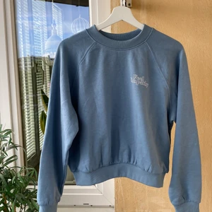 Collagetröja - Använd och tvättad en gång. Kan hämtas i Telefonplan alternativt fraktas och då står köparen för frakt 🌸