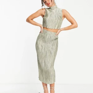 Set - top & kjol  - Superduperfint det från ASOS. Använt en gång. Så smickrande material som formar sig runt kroppen. Nypris 740 kronor! 💛