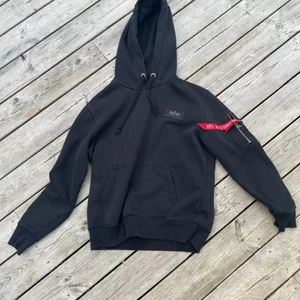 Alpha industries hoodie - Fin hoodie  Tyvärr har trycket där på baksidan blivit lite urtvättat  Storlek S