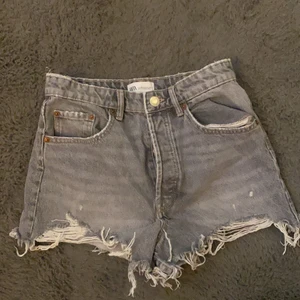 Zara shorts  - Säljer dessa ass snygga gråa shorts från zara storlek 38 men passar mindre storlekar💘säljer för 250 + 66 kr frakt 💞kom privat vid intresse 💖