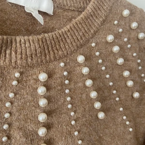 Stickad tröja - Superfin stickad tröja med pärlor på! 