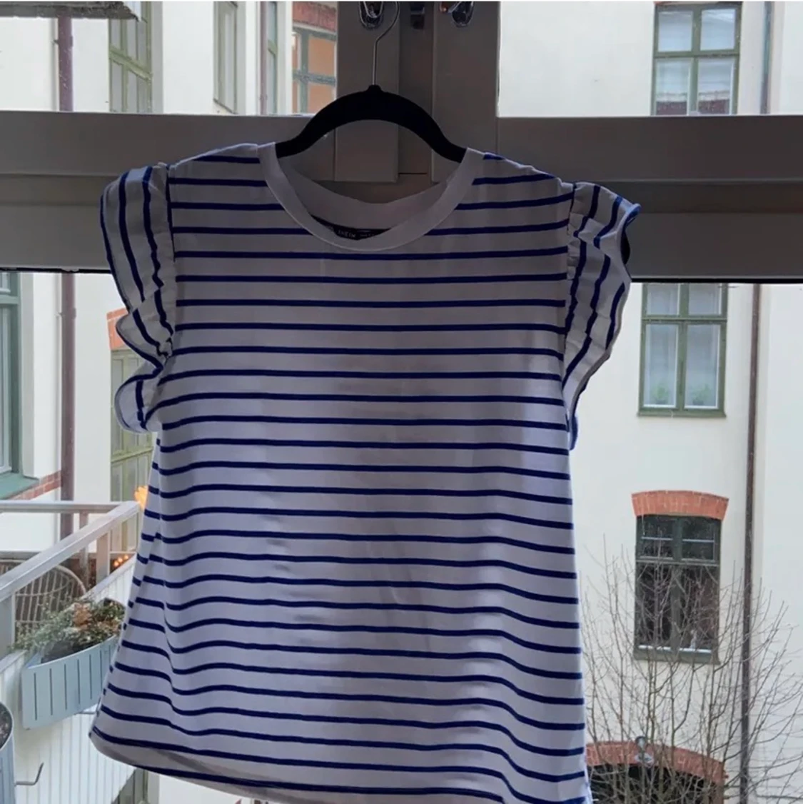 Randig tröja med volanger