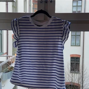 Randig tröja med volanger  - Snygg tröja som inte används så mycket. Köparen står för frakt. Skriv för fler bilder💗