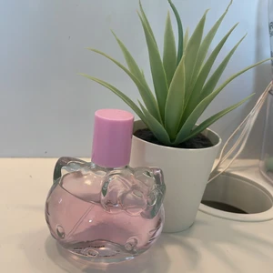 HelloKitty - Säljer denna populära Hello Kitty parfymen för den kommer inte till användning längre. Köpte den för några månader sedan men bara användigt 3 gånger köptes för 249kr och säljer för 100kr  Bra skick jag kommer ta in den i bubbelplast så den inte går sönder