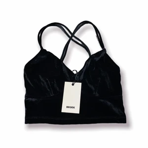 Velour topp från Bikbok - NY OANVÄND med Prislapp kvar!  Kort Topp i Velour med Korsande Band i rygg från BikBok i Storlek XS