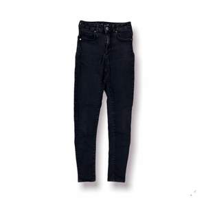 Svarta stretchiga Skinny Jeans med 5 fickor från BikBok i Storlek S  