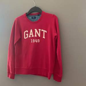 Säljer nu en najs röd tröja från Gant.👍 Den är använd fåtal gånger och är i bra skick! Den är i storlek 158/164 cm & 13-14 år. Säljer den för 149 kr. Kontakta privat för mer information och bilder! 