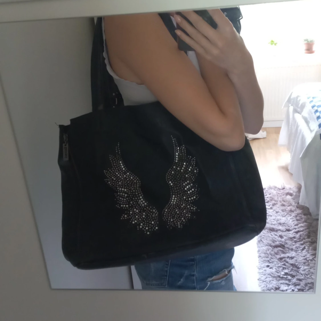 Svart handväska me rhinestone vingar - 90
