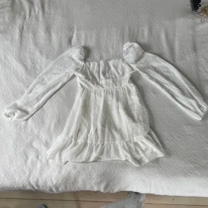 Klänning  - Säljer denna jättefina klänningen ifrån Shein, den är öppen i ryggen fast med en rosett man kan knyta själv 💗