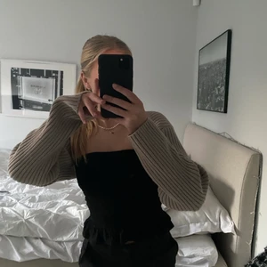 Kofta - Snygg kort kofta från hm som sitter jättesnyggt!! Storlek xs säljer för 200kr 💓💓