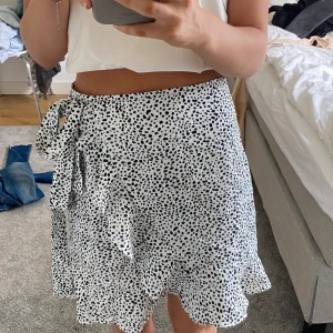 Kjol - Jätte fin prickig kjol som man knyter på sidan, helt oanvänd💕