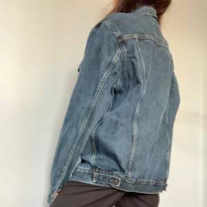 Mörkblå jeansjacka från Levis! Oversized och nyskick💙💙