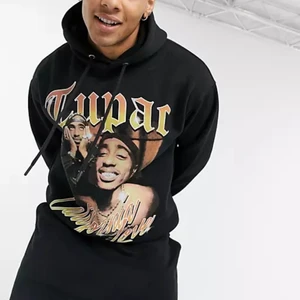2pac hoodie xs - Säljer min mysiga 2puc hoodie köpt för 300kr på pull&bear, jätte mysig och varm nu på en sommarkväll! INTE MIN BILD!! Skriv för egna bilder💞