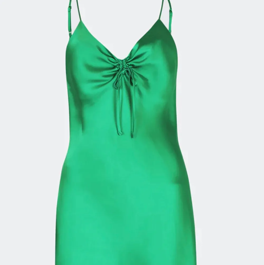 Super snygg grön silkes klänning ifrån bikbok. HELT OANVÄND med prislapp kvar. Köpt för 499kr💗. Klänningar.