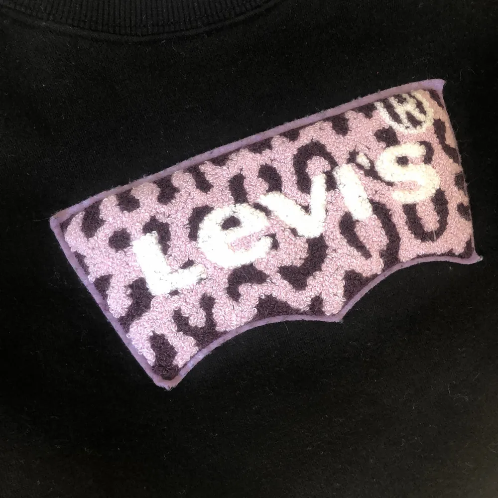 Fin tröja och väldigt sparsamt använd. Märket på tröjan är leopard mönster.. Tröjor & Koftor.