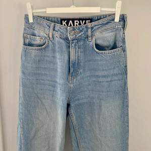 Snygga jeans i storlek XS som jag köpte på Carlings i höstas för ca 700 kr🦋 Märket är Karve jeans och säljer eftersom de tyvärr blivit för små😢 Passar de som vanligtvis bär XS/S i jeans. Detta var verkligen mina favorit jeans och sitter sjukt snyggt på!😍