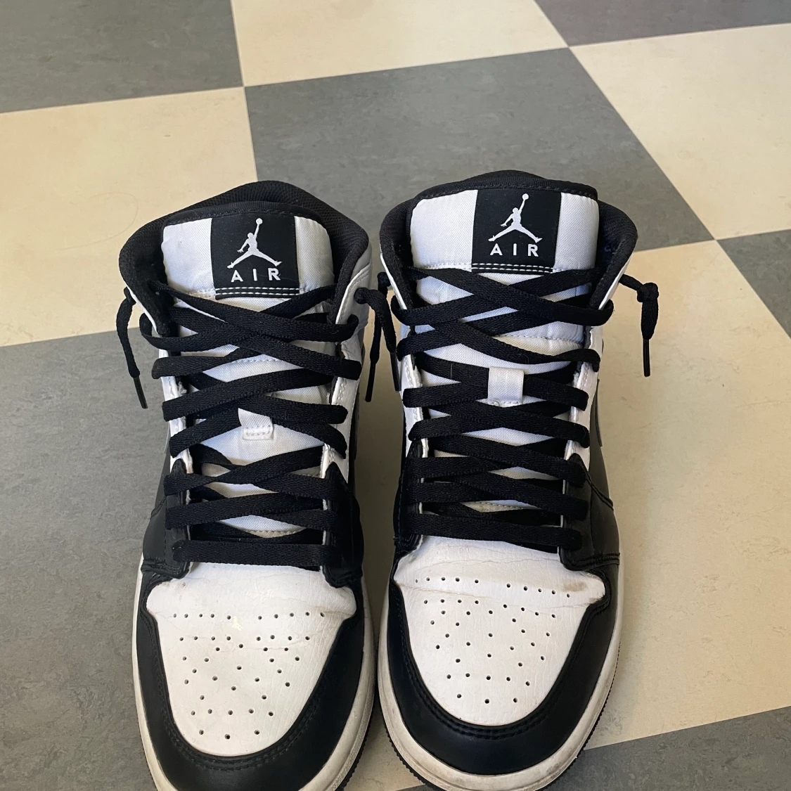 Jordan 1 Mid white shadow