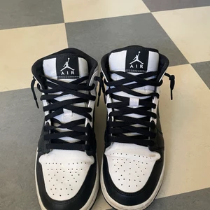 Jordan 1 Mid white shadow - Köpta från resell efter de släpptes. Skick 6/10 (kolla bilder)  Ej fast i priset, kan diskuteras i dm vid snabb affär