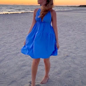 Blå klänning - SÄLJES INTE HÄR PÅ PLICK UTAN PÅ MIN INSTAGRAM (priset kommer ligga runt 500 kr där) Denna blå klänning och många andra fina plagg som jag syr kommer släppas på min instagram remadebymaja på söndag den 17 juli klockan 20.00. Följ där för att inte missa 💞