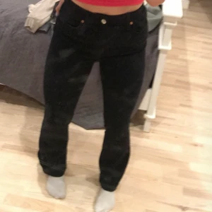 Jeans bootcur - Dessa sjukt snygga jeans strl M men mer som s😁 använda få gånger nypris runt 700 jag säljer för 120+frakt alternativt efter överenskommelse❤️