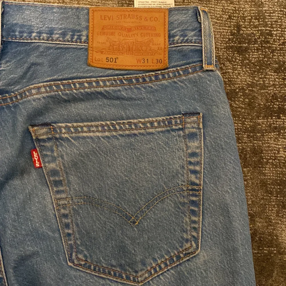 Ett par blå straight levis 501 jeans som desvärre blivit för små för mig, nästan aldrig använda, köpta för cirka 1200kr. Köparen betalar för frakten! . Jeans & Byxor.