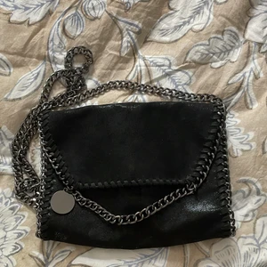 Väska - Stella mcartney liknande väska, nyskick och väldigt fin. Får plats med mycket i den och passar till allt, varken för stor eller för  liten !TRYCK EJ KÖP NU!
