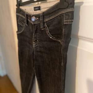 ❤️ jeans i storlek S ❤️ mönster på baksidan och supersnygga! Säljes pga för små för mig! ❤️ Kan även skickas med postnord om så skulle önskas! 