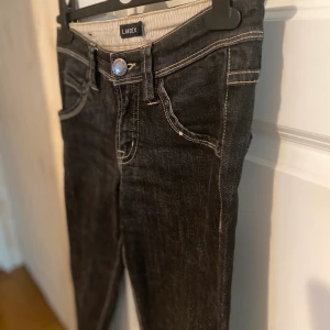 Vintage jeans  - ❤️ jeans i storlek S ❤️ mönster på baksidan och supersnygga! Säljes pga för små för mig! ❤️ Kan även skickas med postnord om så skulle önskas! 
